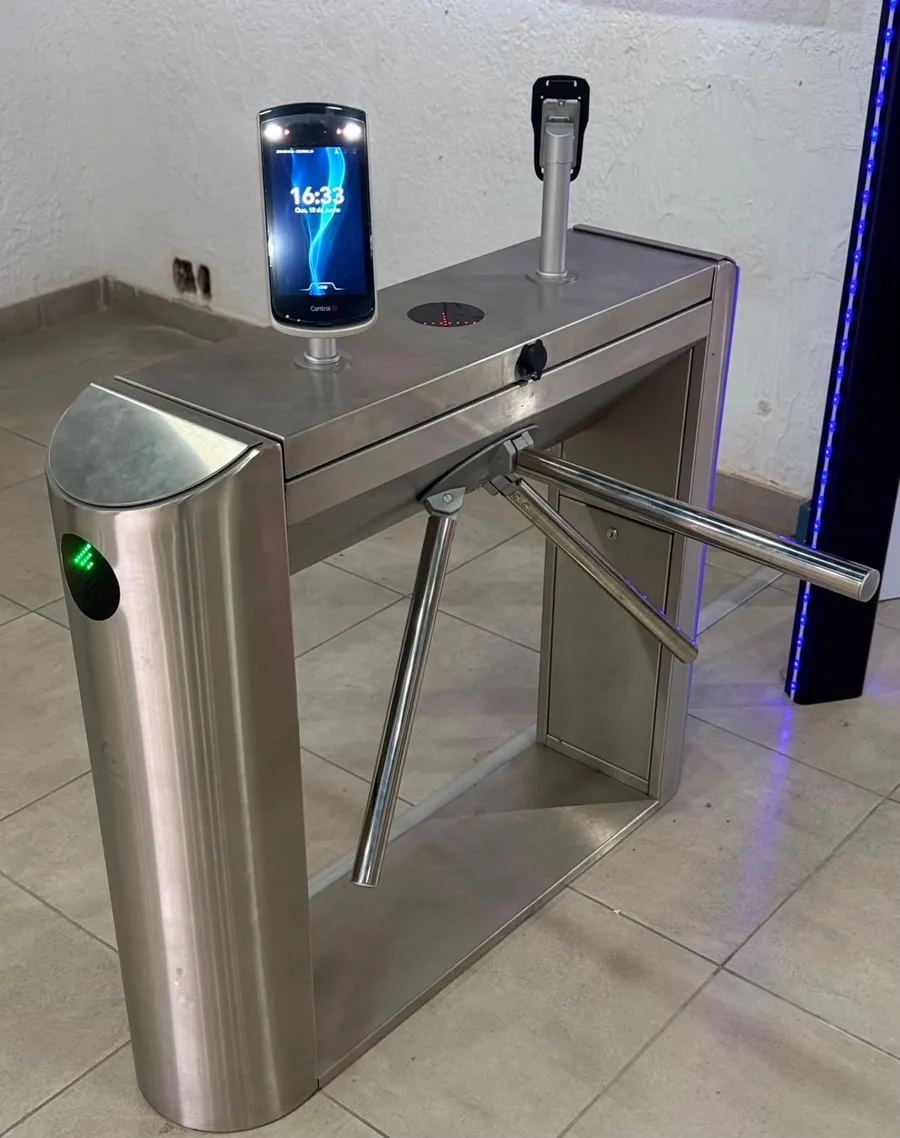 Catraca de acesso em inox com leitor de reconhecimento facial — instalada pela Facilita